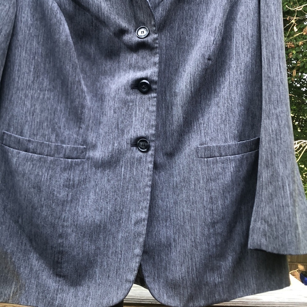 EMILY 18 W BLAZER JACKET GRAY Pit to Pit 23 1/2" Preworn top button is uneven - Picture 4 of 12